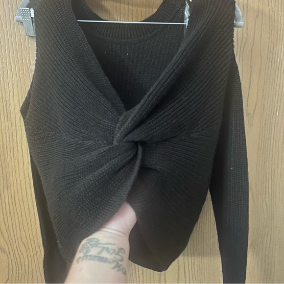 Full Circle Trends Twist Front Sweater – Size Medium | Soft and Comfy - Picture 3 of 5